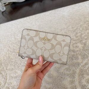 Coach Sand Medium Id Zip Wallet In Signature Canvas / BRAND NEW